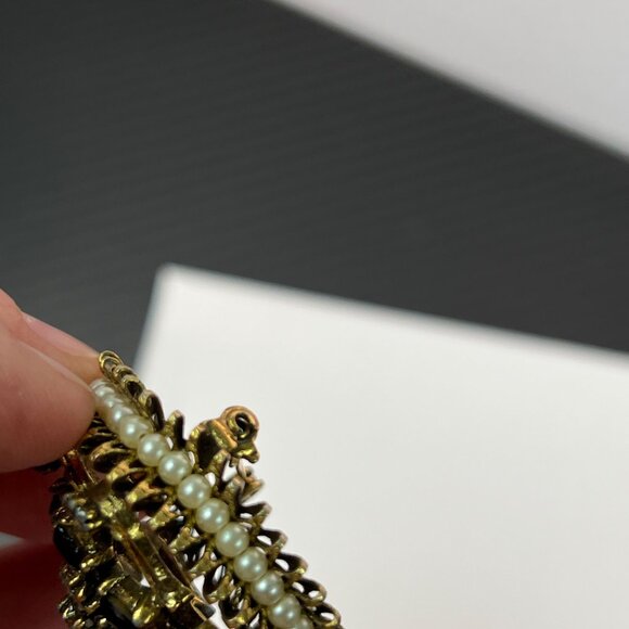 Vintage Gold Tone Round Brooch With Red & Clear Rhinestones Pearlized Stones - Picture 6 of 12